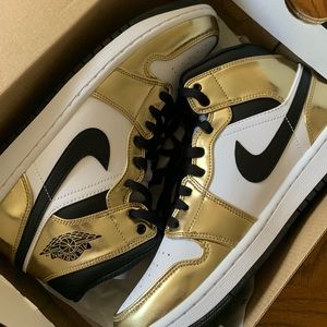 AUTHENTIC AIR JORDAN 1 MID SE shoes in metallic gold/black white color way.